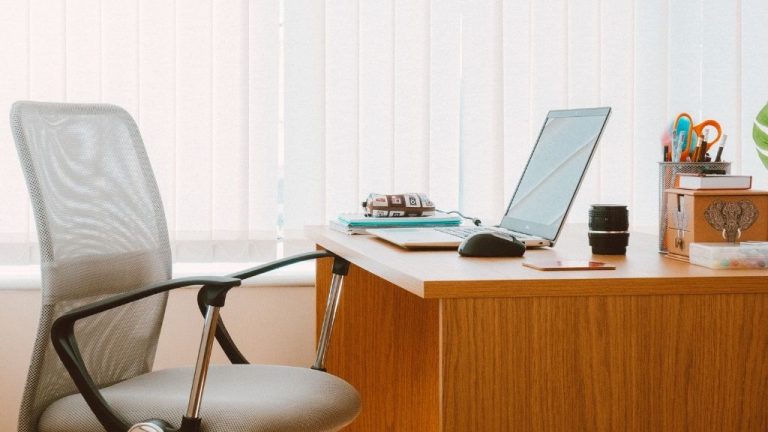 Vastu For Home Office [Office Desk Arrangement Tips]