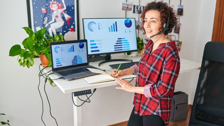 2 Stage vs 3 Stage Standing Desks [Which One’s Better?]